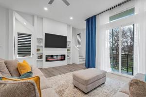 TV o dispositivi per l'intrattenimento presso Upscale 2BR Hideaway, Ensuite Bliss, Pet-Friendly