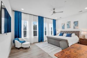 Letto o letti in una camera di Upscale 2BR Hideaway, Ensuite Bliss, Pet-Friendly