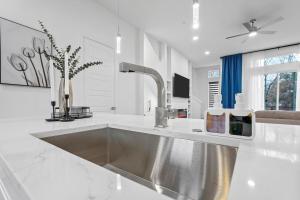 Cucina o angolo cottura di Upscale 2BR Hideaway, Ensuite Bliss, Pet-Friendly