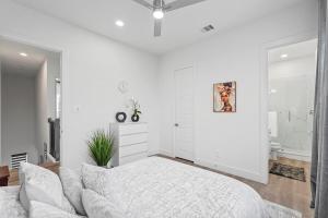 Letto o letti in una camera di Upscale 2BR Hideaway, Ensuite Bliss, Pet-Friendly