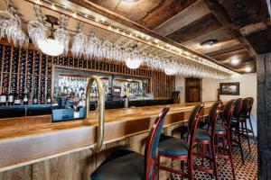 Lounge nebo bar v ubytování Chico Hot Springs Resort