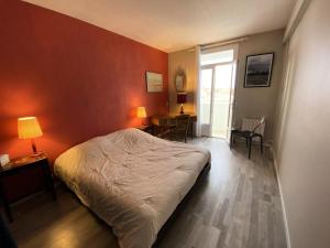 a bedroom with a bed and a table with chairs at Résidence De France - 144 - Appartement en plein cœur du Vieux Soulac MAE-4161 in Soulac-sur-Mer