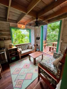 Posezení v ubytování Gracias Madre Jungle and Ocean View Cabins