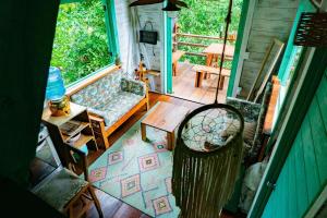 Posezení v ubytování Gracias Madre Jungle and Ocean View Cabins