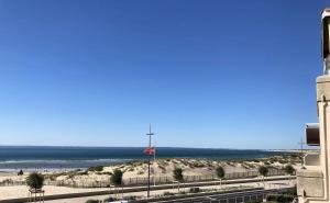 Blick auf den Strand und das Meer von einem Gebäude in der Unterkunft Résidence Cap Atlantic - 024 - Appartement avec belle terrasse et vue imprenable sur l'Océan MAE-1951 in Soulac-sur-Mer