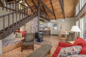 a living room with a couch and a fireplace at Icicle Chalet cabin in Leavenworth
