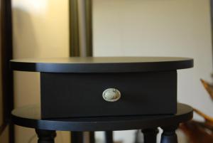 a black box on top of a black stool at Appartement d'Hôtes Temps de Pause in Lautrec