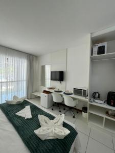 Zimmer mit einem Bett und einem grünen Teppich in der Unterkunft Studio Iloa Vista Piscina 015v in Barra de São Miguel + 46 Fotos