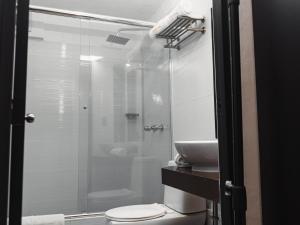 Bilik mandi di Hotel Ferré Miraflores