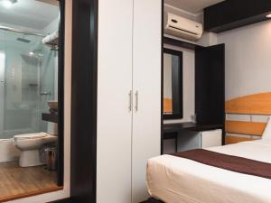 Bilik mandi di Hotel Ferré Miraflores