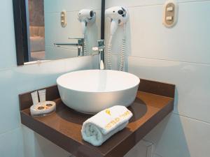 Bilik mandi di Hotel Ferré Miraflores