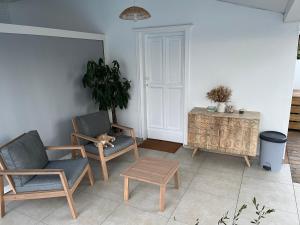Posezení v ubytování Chambre studio confort vue piscine