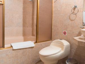 Bilik mandi di Hotel Ferré Miraflores