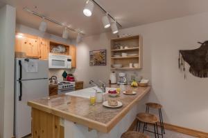 een keuken met een aanrecht en een koelkast bij Teton Serenity in Driggs