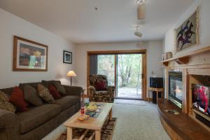 een woonkamer met een bank en een open haard bij Teton Serenity in Driggs