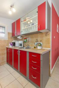 Kuchyň nebo kuchyňský kout v ubytování Apartmani Alaga B + 7 fotografií