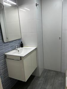 A bathroom at CERCAMAR - Playa de Oliva, Paupi Még 18 kép