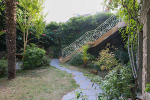 a stairway leading to a garden with plants at La maison de Florence in Angers