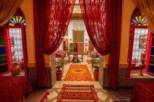 Postel nebo postele na pokoji v ubytování Riad Amira Luxury Palace