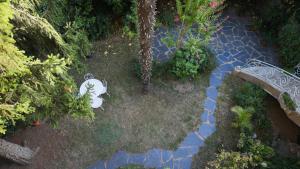 an overhead view of a garden with a bench and plants at La maison de Florence in Angers