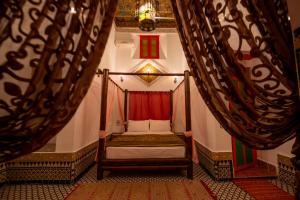 Postel nebo postele na pokoji v ubytování Riad Amira Luxury Palace