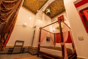 Postel nebo postele na pokoji v ubytování Riad Amira Luxury Palace