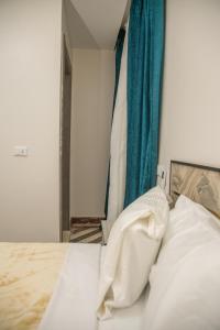 Postel nebo postele na pokoji v ubytování Royal Cairo Hotel