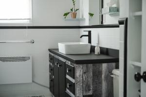 a bathroom with a sink and a toilet and a tub at La Maison du Sentier - Foyer et Mt Porphyre in Murdochville +31 photos