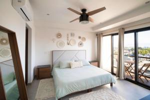 プエルト・バジャルタにあるMountain View Luxury Condo II Céntricoのベッドと天井扇風機のある寝室 +23枚の写真