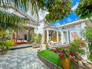 an exterior view of a villa with a garden at BA DŨNG VILLA COFFEE - ĐẢO PHÚ QUÝ - Bình Thuận in Cu Lao Thu
