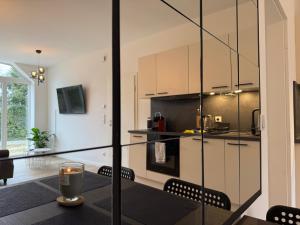 A kitchen or kitchenette at Renovated in style - Close to Hamburg
