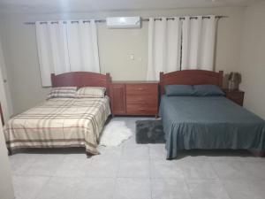 蒙特哥贝LOT of LOVE的带两张床和梳妆台的卧室