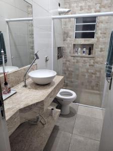 イタニャエンにあるMN Houseの洗面台とトイレ付きのバスルーム
