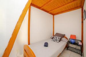 Ένα ή περισσότερα κρεβάτια σε δωμάτιο στο Maison de vacances accès direct aux plages