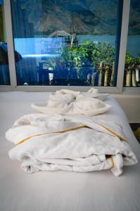 TIBERIAS by luxury Atitlan في سان بيدرو لا لاغونا: كومة من المناشف موضوعة على الأرض أمام النافذة
