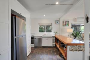 Η κουζίνα ή μικρή κουζίνα στο 16 Bigoon Road +1 φωτογραφίες