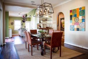 Un comedor con una mesa de cristal y sillas. en E Dallas Family Home with Pool Spa Outdoor Fire, en Dallas 18 fotos más