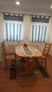 a table with two chairs and a room with a couch at Neues ebenerdiges Ferienhaus in Dorenborg in Westoverledingen