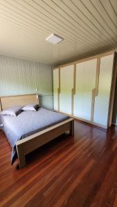 Giường trong phòng chung tại Casa do Dic