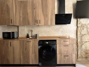 a kitchen with a washing machine and a sink at Rua Mayor MSuites in Salamanca