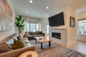 Televisyen dan/atau pusat hiburan di 14 Mi to Boulder Family-Friendly Home in Erie!