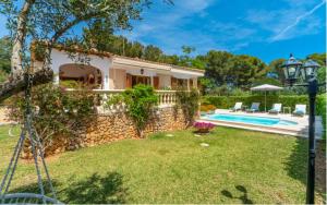 a villa with a swimming pool and a house at Villa Pasero Platon - 300 Meter vom Strand Cala Anguila entfernt in Porto Cristo
