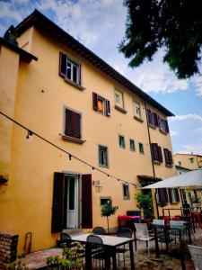 a building with tables and chairs in front of it at Artiminus Don Baldino in Artimino +10 photos