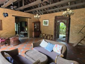 BeranangにあるFresia Villa & Campingのソファと椅子のあるリビングルーム