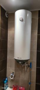 a water tank in the corner of a bathroom at Уютен двустаен апартамент с прекрасна гледка in Veliko Tŭrnovo