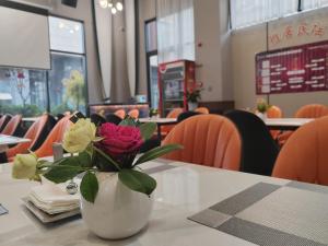 Restoran või mõni muu söögikoht majutusasutuses Dujiangyan Yuandong Yaju Hotel