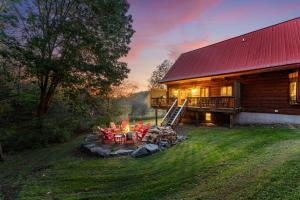 Κήπος έξω από το Beautiful Log Cabin! Hot-Tub, Bonfire & Private Yet 4 Mins to Downtown! +33 φωτογραφίες