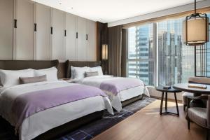 Katil atau katil-katil dalam bilik di The St. Regis Hong Kong