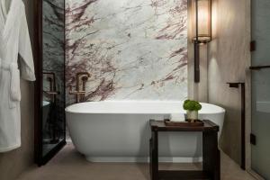 Bilik mandi di The St. Regis Hong Kong