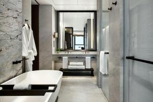 Bilik mandi di The St. Regis Hong Kong
